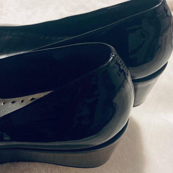 BCBG Peep Toe Wedge black Patent Leather size 7 - Picture 4 of 16